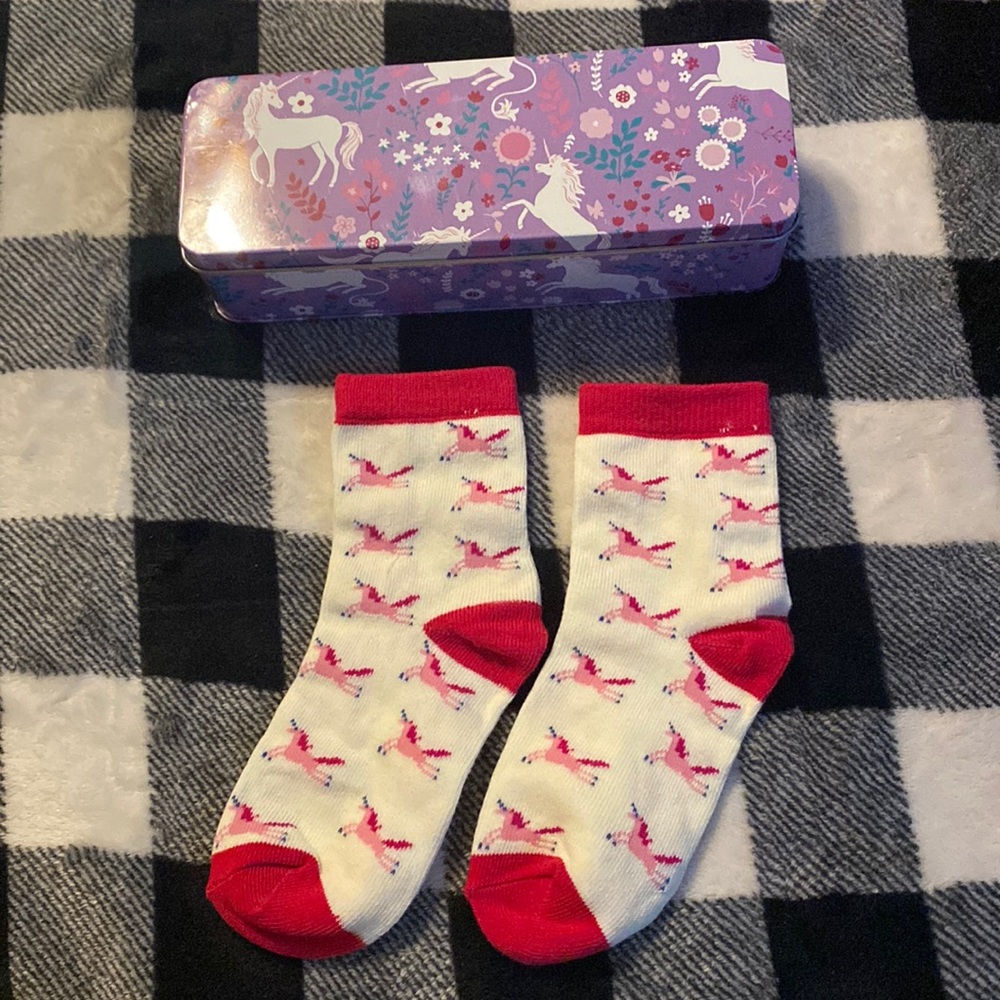 5 pair of little girls 18-24 month socks in cute unicorn tin. 🦄